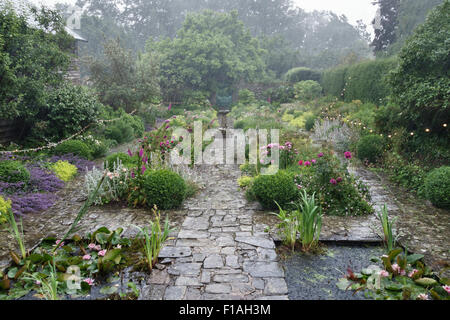 Un jardin est trempé par de fortes pluies lors d'une fête dans l'été humide de 2015 (Presteigne, Powys, UK) Banque D'Images