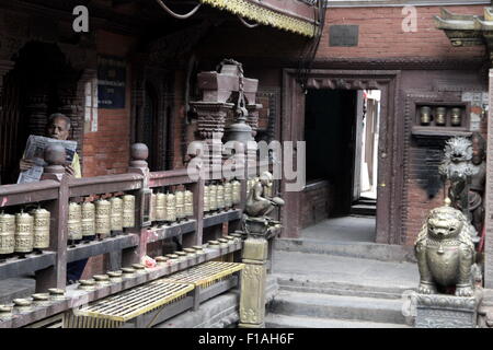 Journal à l'intérieur de l'homme lit le Temple d'or à Katmandou Banque D'Images