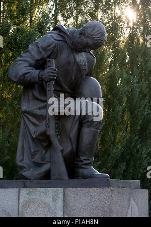 Berlin, Allemagne, à genoux est battu sur le monument commémoratif de guerre soviétique Banque D'Images