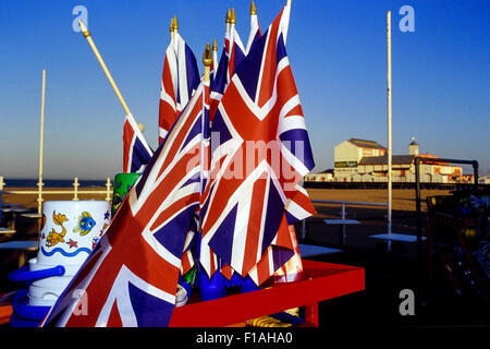 Union Jack sandcastle drapeaux à l'extérieur de la jetée Britannia. Great Yarmouth. Le Norfolk. L'Angleterre. UK Banque D'Images