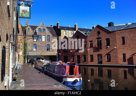 La rue étroite de gaz du Bassin de Plaisance, un bassin du canal dans le centre de Birmingham, Angleterre, RU Banque D'Images