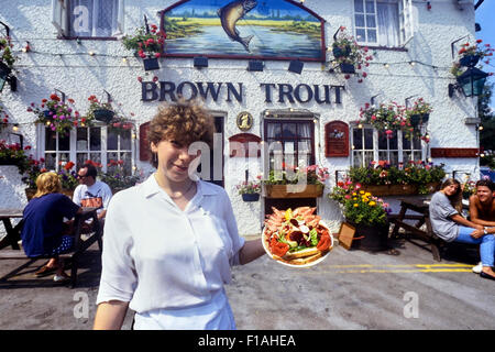 Waitress holding un plateau de poisson à l'auberge de la truite brune. Lamberhurst. Kent. L'Angleterre. UK Banque D'Images