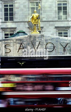 Entrée de l'Hôtel Savoy. Londres. L'Angleterre. UK Banque D'Images