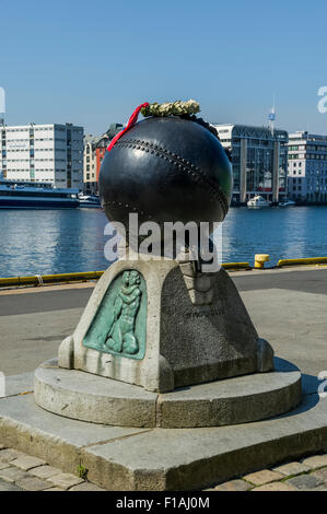 La ville de Bergen, le quai de Bryggen avec une seconde guerre mondiale mine magnétique allemand Banque D'Images