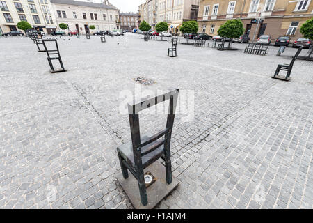 Place des héros du ghetto, plac Bohaterow Getta, installation artistique de la résistance juive, Cracovie, Pologne Banque D'Images