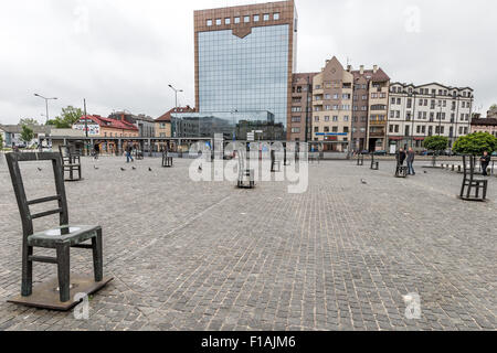 Place des héros du ghetto, plac Bohaterow Getta, installation artistique de la résistance juive, Cracovie, Pologne Banque D'Images