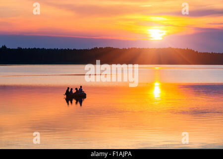 Coucher de soleil sur un lac Banque D'Images