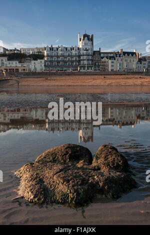 Palace Court, White Rock, Hastings, East Sussex, Angleterre reflète dans un bassin de marée sur une chaude soirée de septembre. Banque D'Images