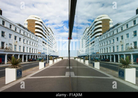 Marine Court réflexions,Bâtiment art déco des années 30, traduit par Azur pavilion, promenade, St Leonard's on Sea, East Sussex, UK Banque D'Images