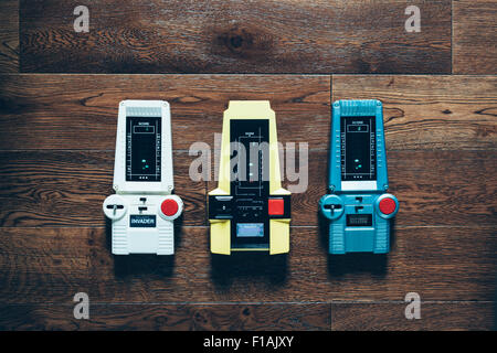Trois Vintage / Retro électronique à main jeux space invader à partir des années 1970, avec l'aide du vide à une lampe fluorescente (affiche du VFD), fonctionnant sur batterie. Banque D'Images