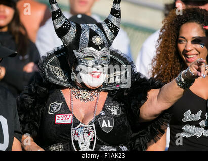 Oakland, CA. Août 30, 2015. Un ventilateur d'Oakland Raiders célèbre au cours de la NFL football match entre les Oakland Raiders et les Arizona Cardinals à l'O.co Coliseum à Oakland, CA. Les Cardinaux défait les Raiders 30-23. Damon Tarver/Cal Sport Media/Alamy Live News Banque D'Images