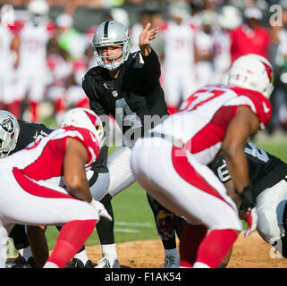 Oakland, CA. Août 30, 2015. Oakland Raiders quarterback Derek Carr (4) en action au cours de la NFL football match entre les Oakland Raiders et les Arizona Cardinals à l'O.co Coliseum à Oakland, CA. Les Cardinaux défait les Raiders 30-23. Damon Tarver/Cal Sport Media/Alamy Live News Banque D'Images