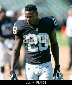 Oakland, CA. Août 30, 2015. Oakland Raiders d'utiliser de nouveau Latavius Murray (28) avant la NFL football match entre les Oakland Raiders et les Arizona Cardinals à l'O.co Coliseum à Oakland, CA. Les Cardinaux défait les Raiders 30-23. Damon Tarver/Cal Sport Media/Alamy Live News Banque D'Images