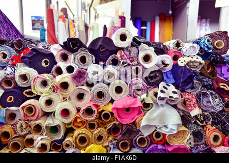 Libre de quelques rouleaux de tissus différents en vente dans un marché de rue, avec un effet de filtre Banque D'Images