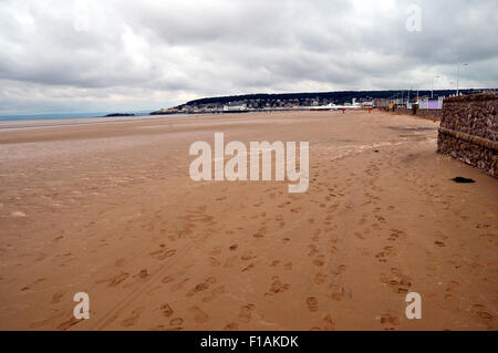 Weston Super Mare, Royaume-Uni. 31 août, 2015. Par temps nuageux, mettre hors tension les touristes visitant Weston Super Mare Beach. Crédit : Andrew Compton/Alamy Live News Banque D'Images