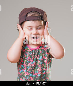 Cute baby girl avec un grand black casquette de baseball Banque D'Images