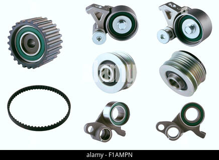 Pv en caoutchouc, courroies et galets d'engrenage pour le moteur de la voiture sur un fond blanc hd Banque D'Images