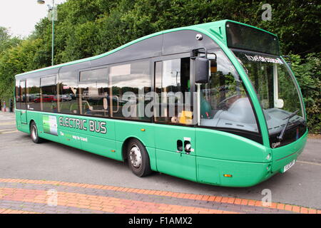 Un bus électrique fonctionnant comme un service de parc-o-bus, s'arrête pour la charge dans le War Memorial Park à Coventry, Angleterre Banque D'Images