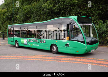 Un bus électrique fonctionnant comme un service de parc-o-bus, s'arrête pour la charge dans le War Memorial Park à Coventry, Angleterre Banque D'Images