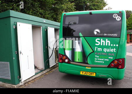 Un bus électrique fonctionnant comme un service de parc-o-bus, s'arrête pour la charge dans le War Memorial Park à Coventry, Angleterre Banque D'Images