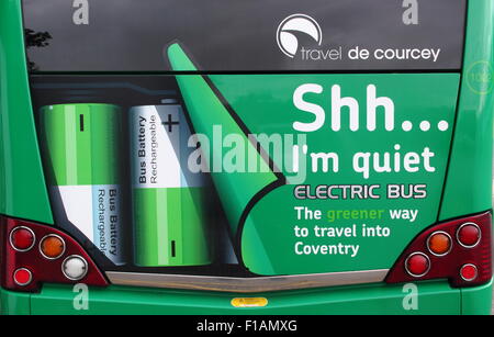 Un bus électrique fonctionnant comme un service de parc-o-bus, s'arrête pour la charge dans le War Memorial Park à Coventry, Angleterre Banque D'Images