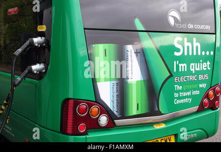 Un bus électrique fonctionnant comme un service de parc-o-bus, s'arrête pour la charge dans le War Memorial Park à Coventry, Angleterre Banque D'Images