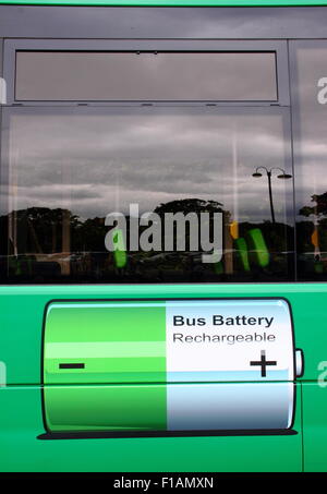 Un bus électrique fonctionnant comme un service de parc-o-bus, s'arrête pour la charge dans le War Memorial Park à Coventry, Angleterre Banque D'Images