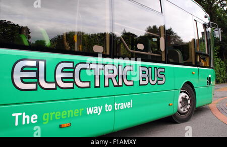 Un bus électrique fonctionnant comme un service de parc-o-bus, s'arrête pour la charge dans le War Memorial Park à Coventry, Angleterre Banque D'Images