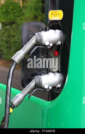 Un bus électrique fonctionnant comme un service de parc-o-bus, s'arrête pour la charge dans le War Memorial Park à Coventry, Angleterre Banque D'Images