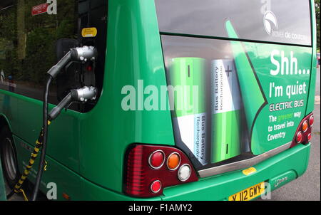 Un bus électrique fonctionnant comme un service de parc-o-bus, s'arrête pour la charge dans le War Memorial Park à Coventry, Angleterre Banque D'Images