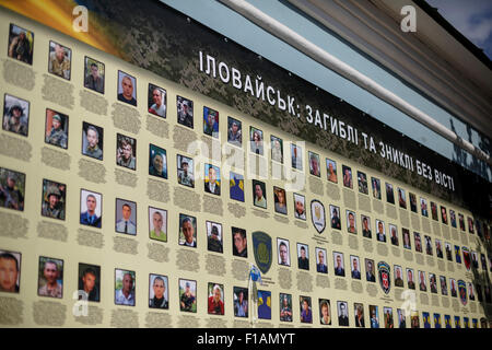 Kiev, Ukraine. Août 29, 2015. Des images de morts camarades au cours de la cérémonie marquant le premier anniversaire de la "bataille d'Ilovaisk' près de Donetsk. © Iren Moroz/Pacific Press/Alamy Live News Banque D'Images