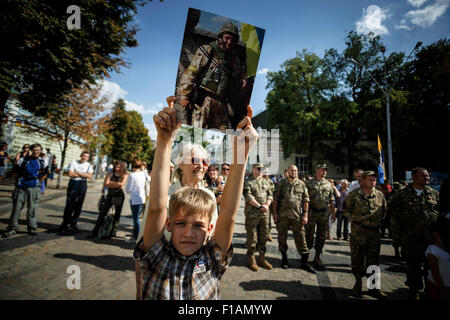 Kiev, Ukraine. Août 29, 2015. Les gens détiennent des portraits de militaires ukrainiens tués au cours de la bataille de 2014 qui a eu lieu en ville près de Donetsk connu sous le nom de la bataille de 'Ilovaisk électrique'. © Iren Moroz/Pacific Press/Alamy Live News Banque D'Images