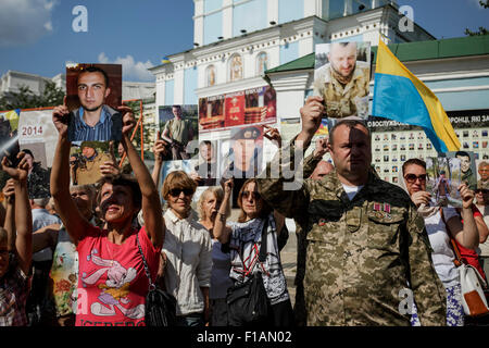 Kiev, Ukraine. Août 29, 2015. Les gens détiennent des portraits de militaires ukrainiens tués au cours de la bataille de 2014 qui a eu lieu en ville près de Donetsk connu sous le nom de la bataille de 'Ilovaisk électrique'. © Iren Moroz/Pacific Press/Alamy Live News Banque D'Images