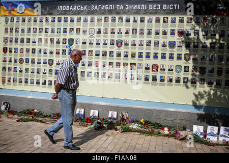 Kiev, Ukraine. Août 29, 2015. Un homme regarde les images des camarades morts comme il a assisté à la cérémonie marquant le premier anniversaire de la "bataille d'Ilovaisk' près de Donetsk. © Iren Moroz/Pacific Press/Alamy Live News Banque D'Images
