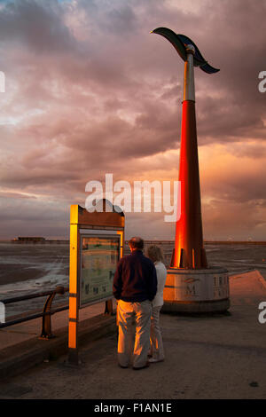 De soleil colorés sur la mer d'Irlande sur la côte nord-ouest de Sefton. UK girouette Météo, Vitesse et direction du vent instrument ; cet appareil est un TPT Seamark sur la promenade de Southport, une grande piscine dominant la station météo wind spinner, qui sert de repère pour le début de la piste est-ouest de la Trans Pennine d'un océan à l'autre piste. Banque D'Images