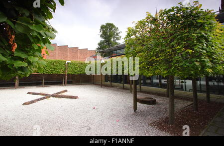 La "whispering trees', une histoire orale installtion au Prieuré Centre d'accueil en centre-ville de Coventry, Angleterre, Royaume-Uni Banque D'Images