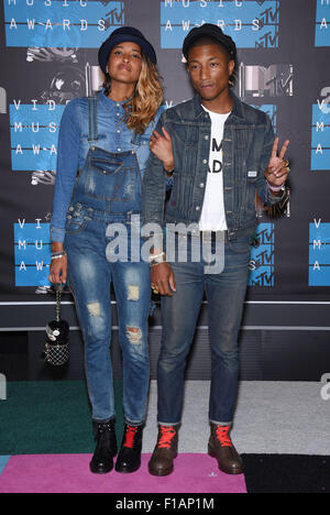 Los Angeles, Californie, USA. Août 30, 2015. PHARRELL WILLIAMS et HELEN LASICHANH arrive pour les MTV Video Music Awards 2015 au théâtre de Microsoft. © Lisa O'Connor/ZUMA/Alamy Fil Live News Banque D'Images