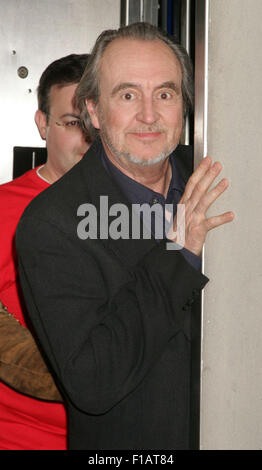 July 30, 2015 - Wes Craven, le prolifique auteur-réalisateur connu pour ses films d'horreur comme "Nightmare on Elm Street' et 'Scream, ' est mort. Il a été 76. Sur la photo : Feb 24, 2007 - New York, NY, États-Unis - réalisateur Wes Craven au New York Comic Con qui s'est tenue à l'Jacob Javits Center. © ZUMAPRESS.com/Alamy Kaszerman Nancy/Live News Banque D'Images