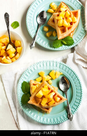 Gaufres Belges avec pommes caramélisées et miel Banque D'Images