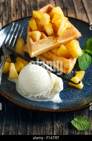 Gaufres Belges avec pommes caramélisées et miel Banque D'Images