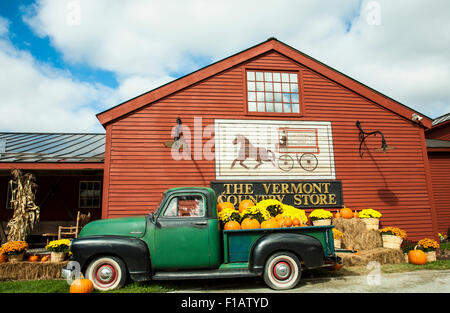 Citrouilles d'automne colorées, chrysanthèmes 1953 camion Chevy au Vermont Country Store Oct 2014 Weston, Vermont, automne Nouvelle-Angleterre, États-Unis Banque D'Images