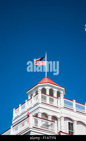 Drapeau américain sur le toit d'une maison victorienne blanche coupole, comté de Cape May, New Jersey, côte est, États-Unis, Pavillon antipatriotique américain Banque D'Images