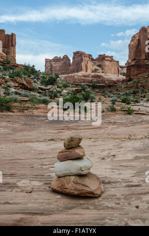 Cairns marquer le chemin pour les randonneurs grâce à Park Avenue à Arches National Park Banque D'Images