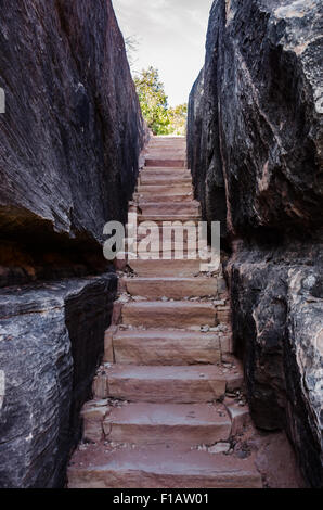 Un escalier de grès les randonneurs d'un canyon fente longue le long du sentier commun à Canyonlands National Park Banque D'Images