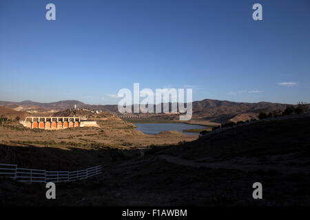 Tijuana. Août 18, 2015. Image prise le 18 août 2015, montre la vue à sec de l'Abelardo L. Rodriguez barrage dans la ville de Tijuana, au nord-ouest du Mexique. L'état de Baja California du pays, en particulier les municipalités de Tijuana, Playas de Rosario et d'Ensenada, a connu une grave sécheresse. © Guillermo Arias/Xinhua/Alamy Live News Banque D'Images