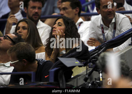 New York, USA. Août 31, 2015. Maria Francisca Perello, la petite amie de joueur de tennis espagnol Rafael Nadal, regarde son premier match contre la Croatie de Borna Coric lundi soir, le 31 août, à l'US Open à Flushing Meadows, Crédit : Adam Stoltman/Alamy Live News Banque D'Images