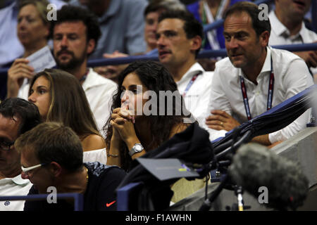 New York, USA. Août 31, 2015. Maria Francisca Perello, la petite amie de joueur de tennis espagnol Rafael Nadal, regarde son premier match contre la Croatie de Borna Coric lundi soir, le 31 août, à l'US Open à Flushing Meadows, Crédit : Adam Stoltman/Alamy Live News Banque D'Images
