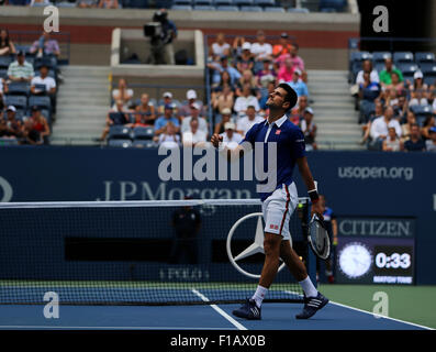 New York, USA. Août 31, 2015. Numéro un Novak Djokovic réagit à un tir au cours de première ronde contre Joao Souza du Brésil le lundi 31 août, à l'US Open à Flushing Meadows, Crédit : Adam Stoltman/Alamy Live News Banque D'Images