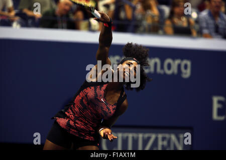 New York, USA. Août 31, 2015. Serena Williams en action contre la Russie au cours du Vitalia Diatchenko action premier tour le lundi 31 août, à l'US Open à Flushing Meadows, New York. Crédit : Adam Stoltman/Alamy Live News Banque D'Images