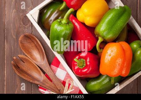 Colorés frais poivron dans fort sur la table en bois. Vue d'en haut Banque D'Images